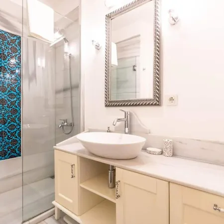 Duplex Modern Gem With Terrace Isztambul