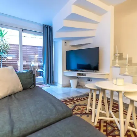 Duplex Modern Gem With Terrace 아파트